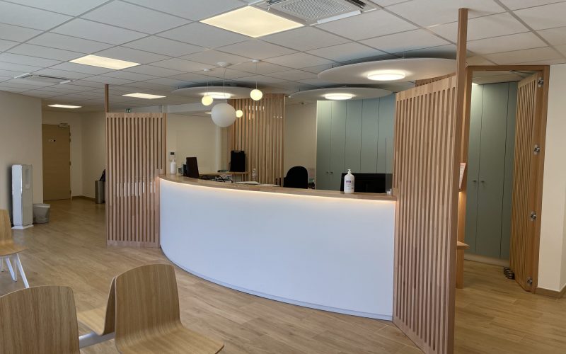accueil-cabinet-medical-epuré-claustra-bois accueil-cabinet-medical-epuré-claustra-bois